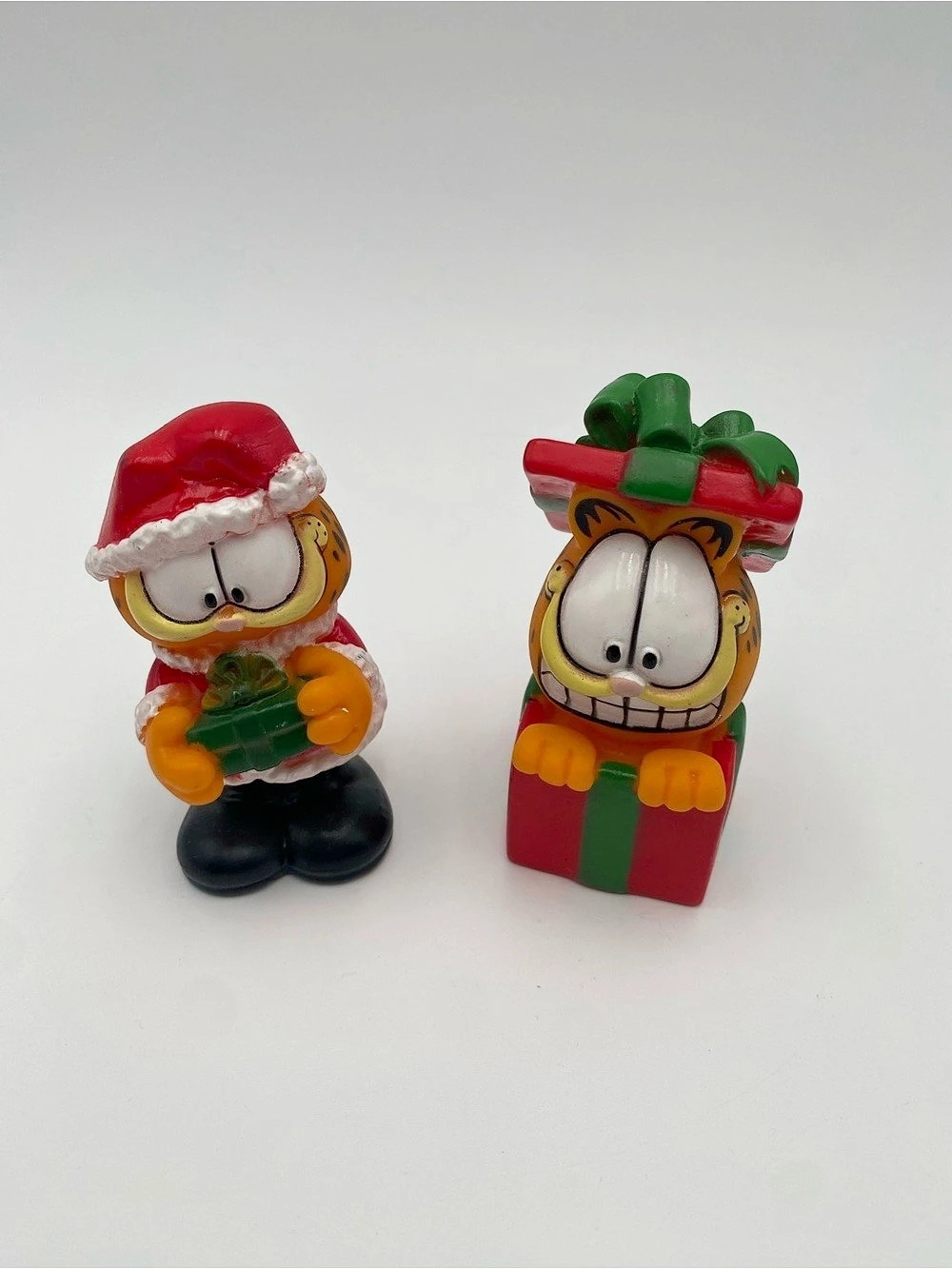 Vintage Jim Davis / PAWS Garfield Holiday Figurine Set Red & Green